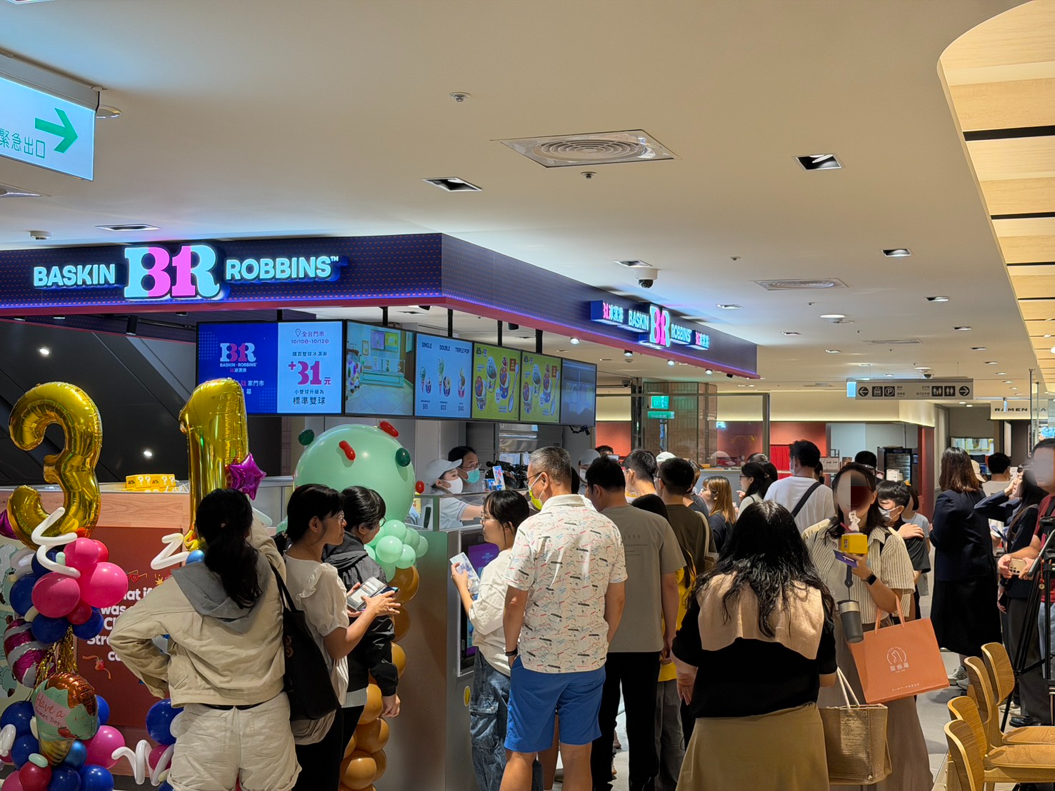 開幕當天想要享受冰涼美味的顧客蜂擁而至,現場人氣滿滿。圖/31冰淇淋提供
