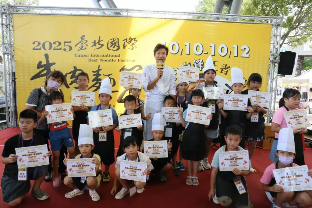 「迷你小廚師親子體驗」指導小朋友製作紅燒牛肉麵,「最資深才藝美少年」陳鴻主持風格深受兒童歡迎