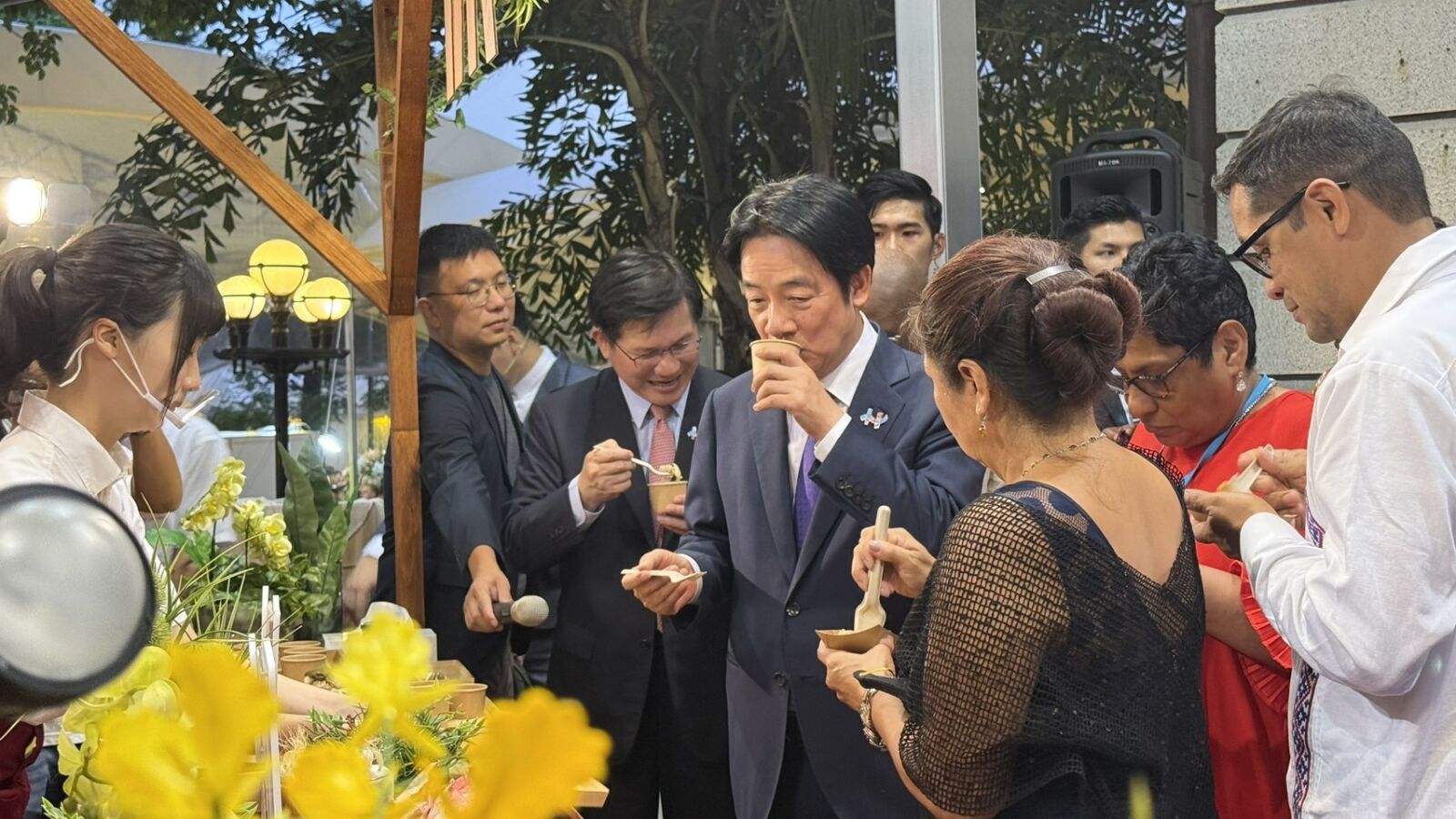 賴清德駐足推薦「雙月油飯、雞湯」 台灣媽媽味登國慶酒會 234 賴清德駐足推薦「雙月油飯、雞湯」 台灣媽媽味登國慶酒會 233