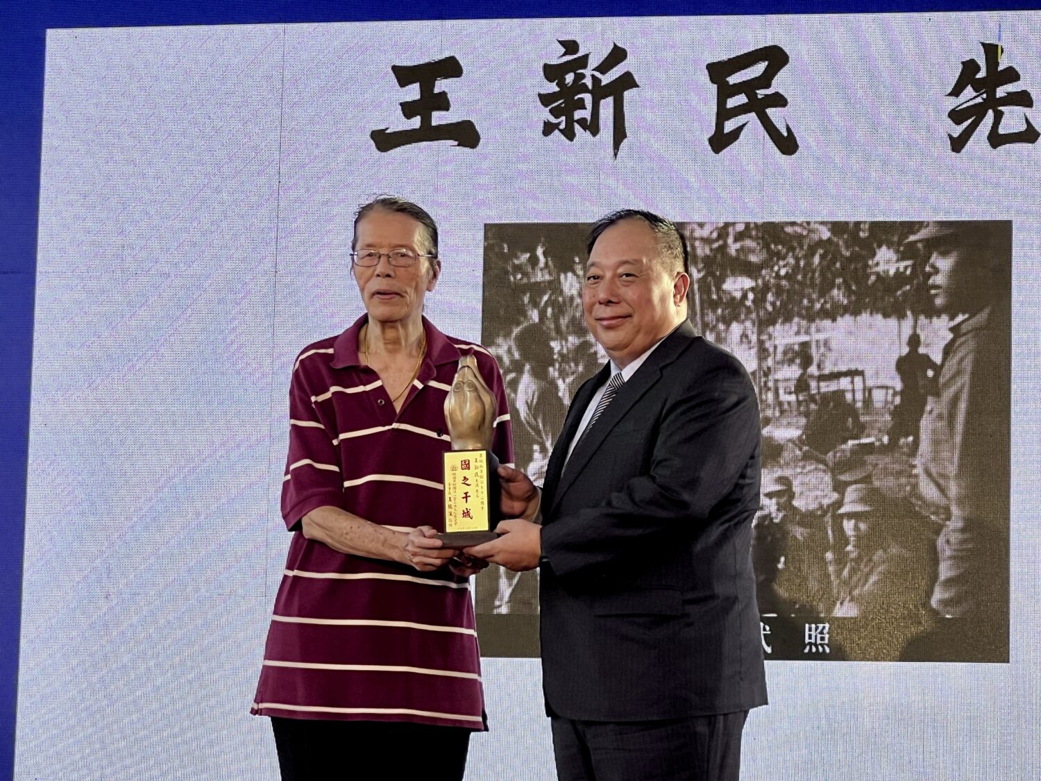 前國防部副部長徐衍璞上將擔任「向英雄致敬」頒獎人。(記者/司徒 攝）