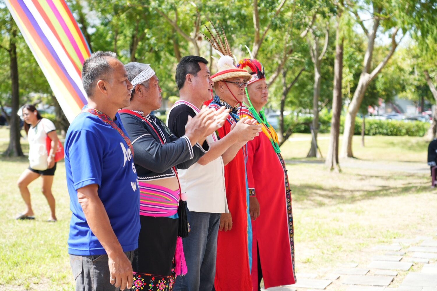 黃仁和長老一起參與Mitolon祈福祭儀。(圖／黃仁國會辦公室)