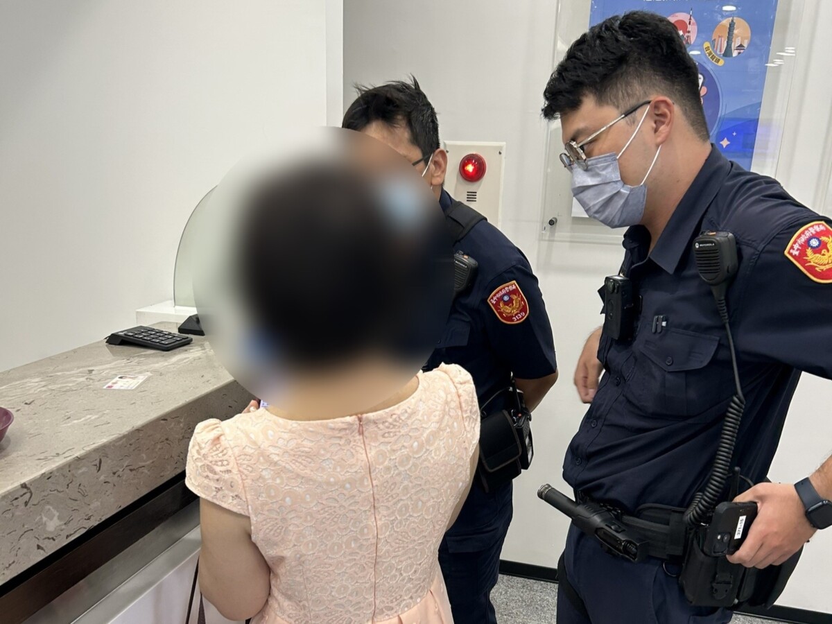 ▲婦人下午再度闖關仍遭警勸退，只好打消匯款念頭，感嘆少了一次朝聖偶像的機會。