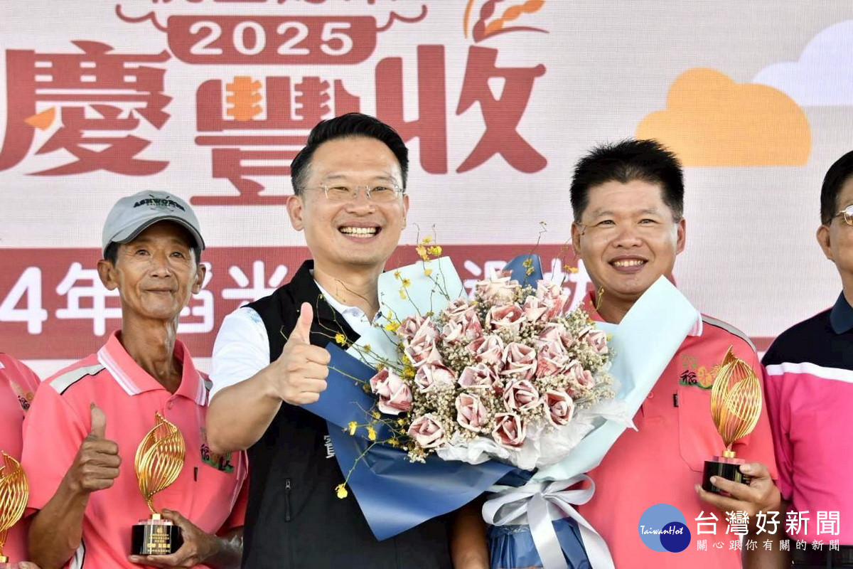 桃園市副市長蘇俊賓於「2025桃園好米品牌行銷活動」中與獲獎農友們合影。