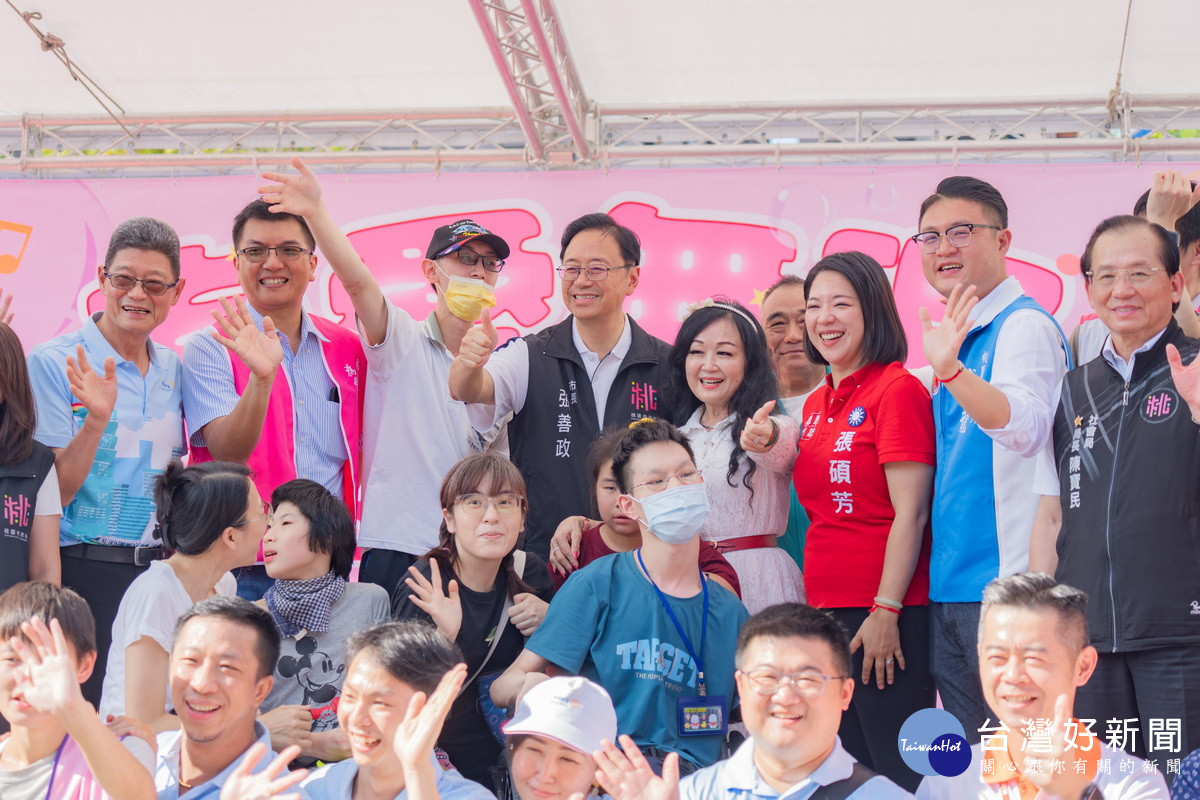 桃園市長張善政伉儷出席「有愛無礙·親子FUN派對」大合照。