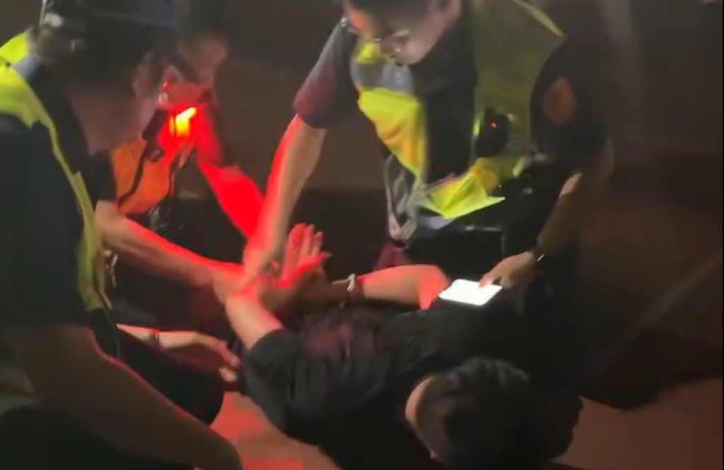 影/「潮派鹿港」音樂祭驚傳男子露鳥襲胸 遭警壓制帶走全場歡呼