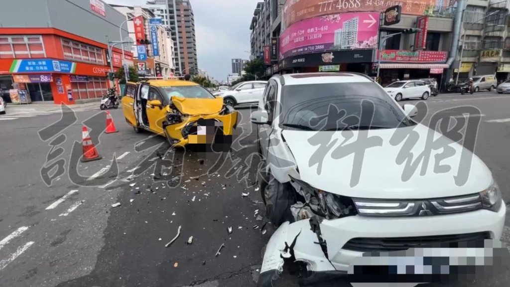 快訊/高雄小黃、自小客對撞!「車頭一片爛」慘況曝