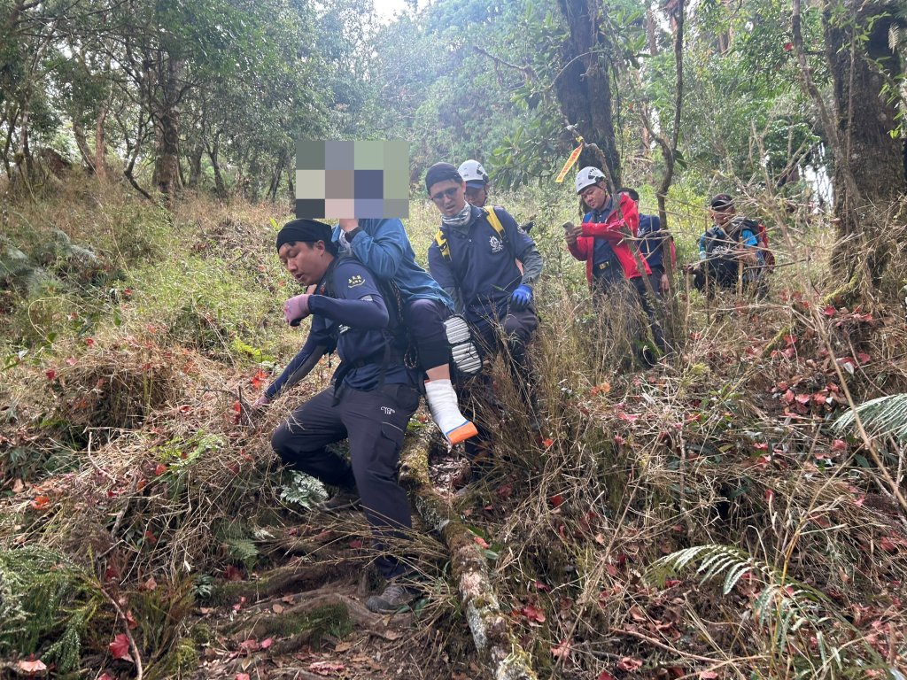 6旬婦阿里山特富野古道失足摔傷脫臼!-警消出動l型背架救援-慘況曝光