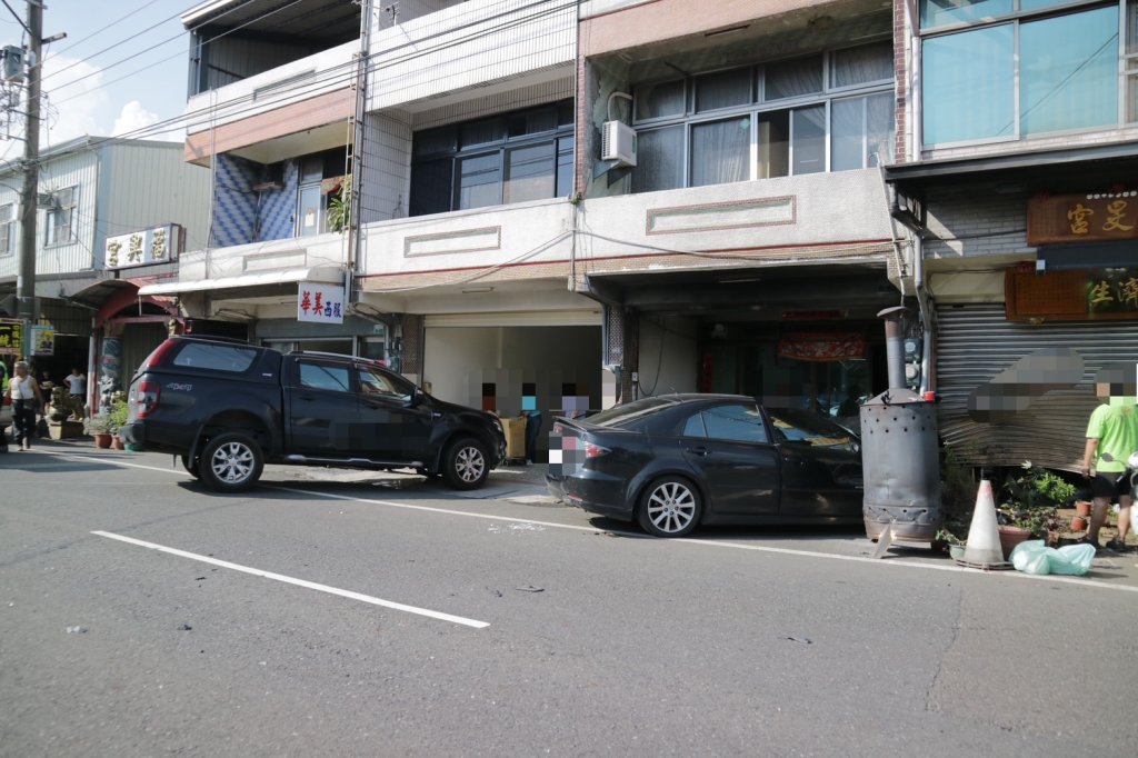影/嘉義台18線兩車擦撞-竟雙雙滑進民宅前-2駕駛受傷送醫