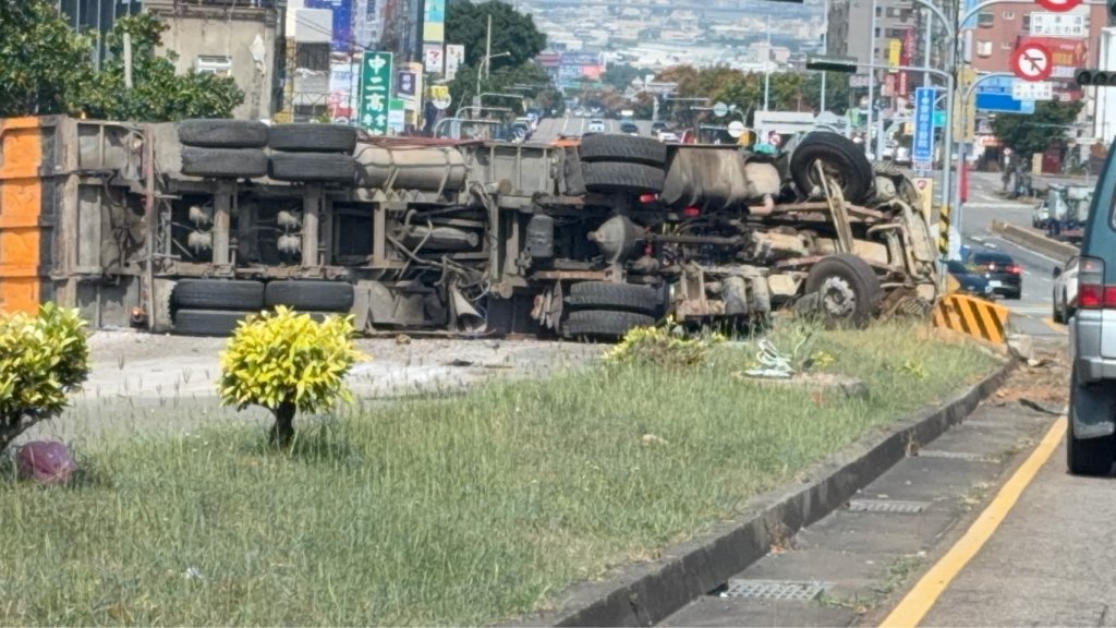 更新撞擊影片/沙鹿區向上路砂石車逆向自撞翻覆波及轎車-駕駛受傷