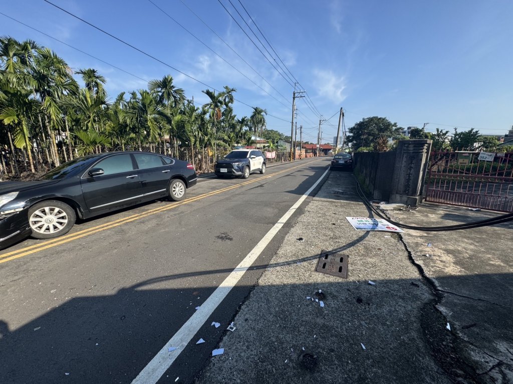 酒駕?-毒駕?-轎車凌晨自撞電桿 駕駛人「神隱」棄車逃逸警急追ing