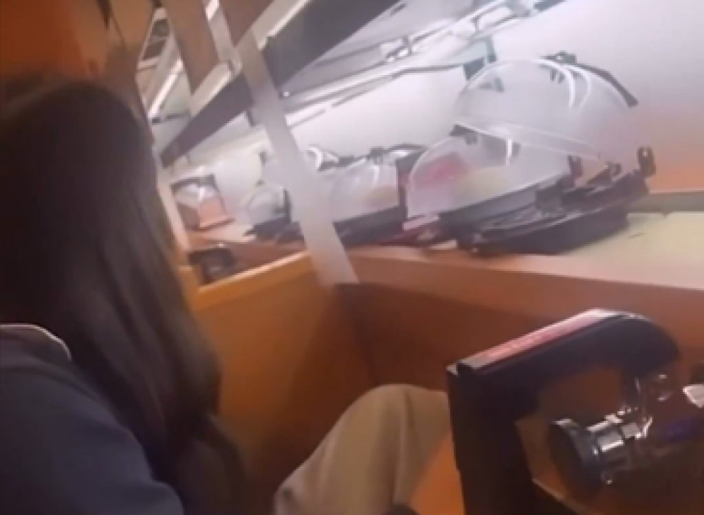 影／日本女屁孩惡搞藏壽司！舔醬油瓶「手摸迴轉盤上壽司」　自拍影片po網引起熱議