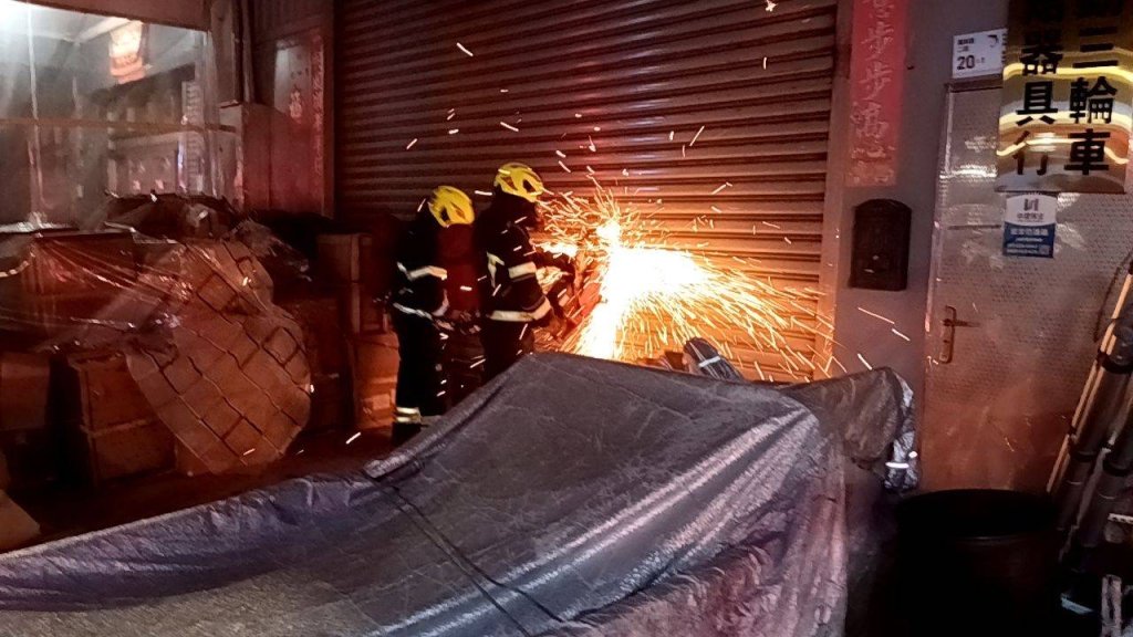 東港五金百貨倉庫突爆火光!消防搶救-濃煙竄天畫面驚人
