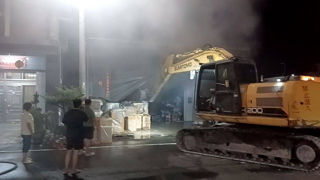 東港五金百貨倉庫突爆火光!消防搶救