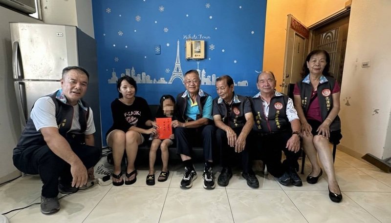 客屬會送暖光復倖存六歲小沂 慈濟小撲滿傳承感恩回饋