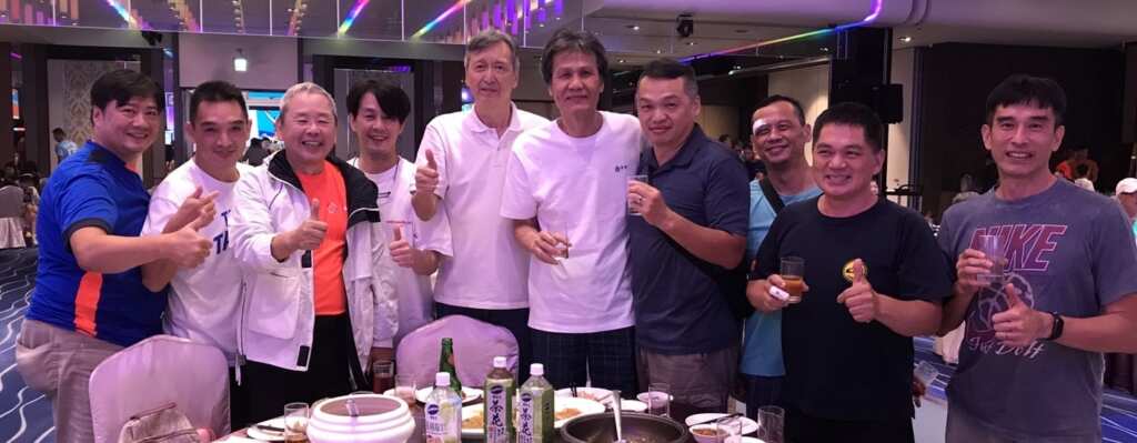 SBL第五軍的基隆隊，總教練楊志豪(左二)，開心的和大安國中學長、學弟在躍馬盃相見歡。 (魏冠中攝影)