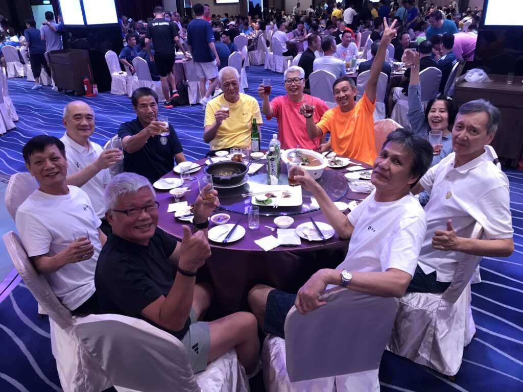 世壯運30面金牌隊伍，和哈爾濱全球華人籃球賽70歲冠軍隊伍與蔡義川、葉震東歡聚台中。 (魏冠中攝影)