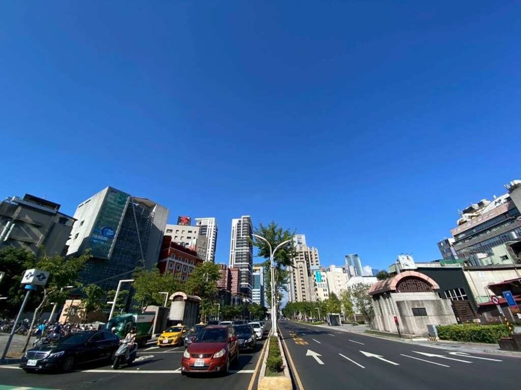 ▲坐落於板橋區的府中遊龍陸橋已全部拆除完畢,縣民大道的街景開闊明亮,呈現嶄新的市容面貌。