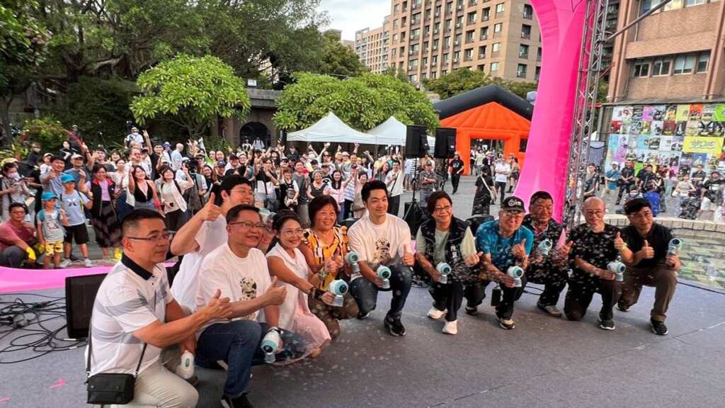 ▲臺北市長蔣萬安與貴賓一起CHILL翻自來水園區。