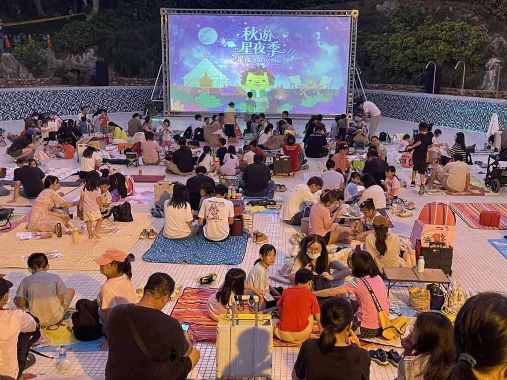 ▲原本的戲水池在洩水後搖身一變,成為新竹縣限定的「星空泳池電影院」。