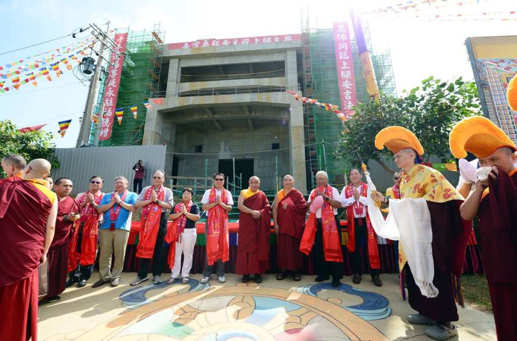 ▲苗栗縣長鍾東錦參加台灣桑耶寺主殿上樑典禮。