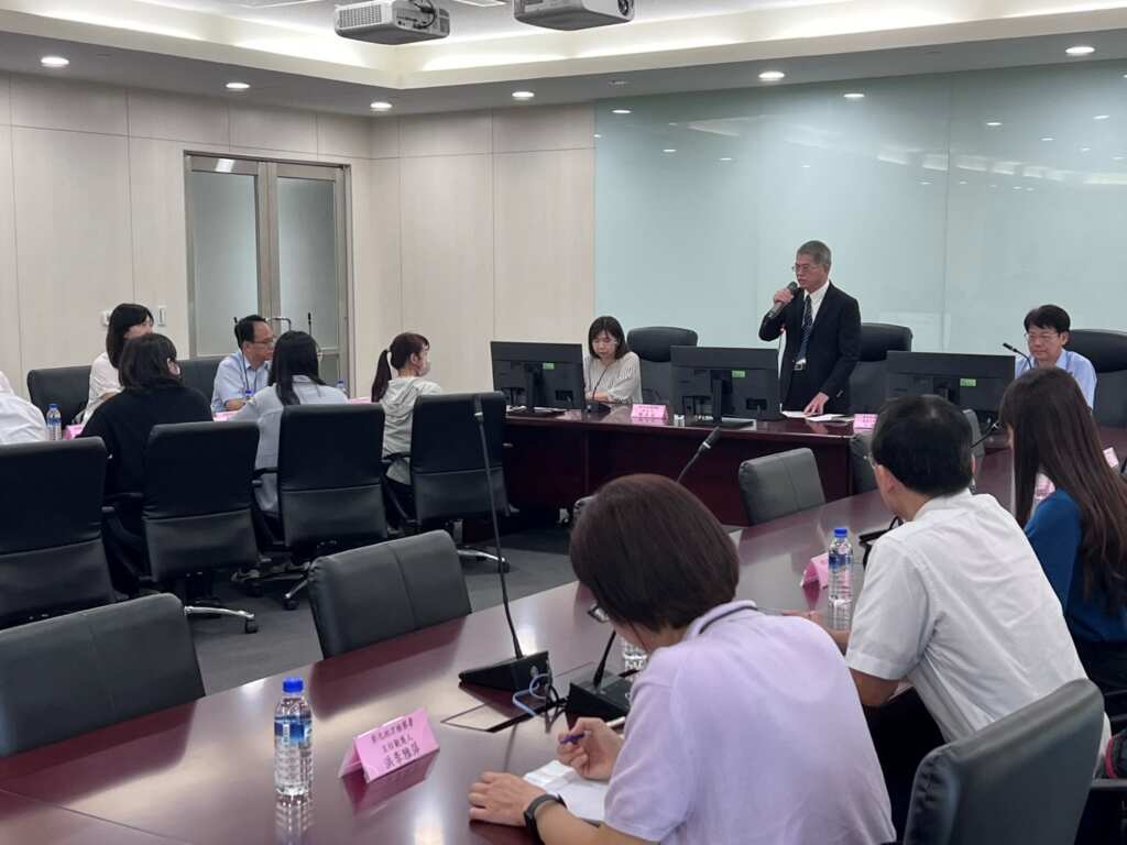 ▲檢察長謝名冠（中間站立）歡迎法務部至本署進行司法保護評鑑。（彰化地檢署提供）