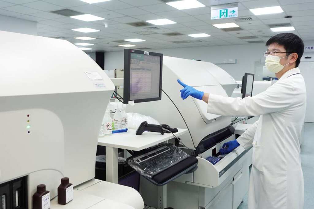 ▲檢驗醫學科打造智能實驗室，有效提升效率並降低人為疏失。（台中慈濟醫院提供）