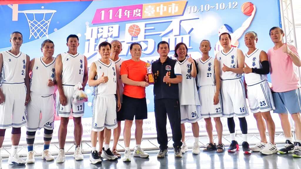 榮華隊三戰全勝,榮獲70歲天馬組冠軍。 (魏冠中攝影)