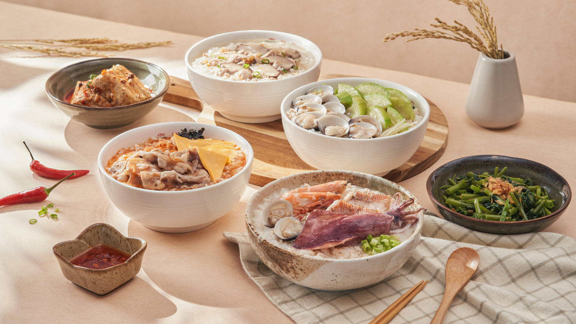 粥大福每日細火慢熬雞湯底,搭配豐富食材,創造多樣台式粥品。圖/粥大福提供