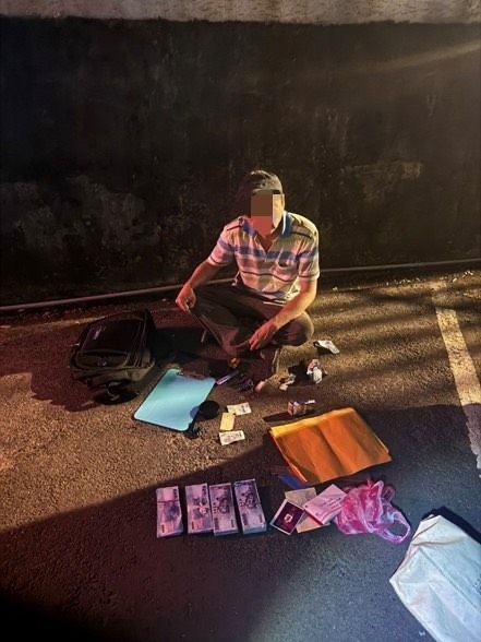 現場逮捕犯嫌與查扣物品（圖/記者戴昱弘）