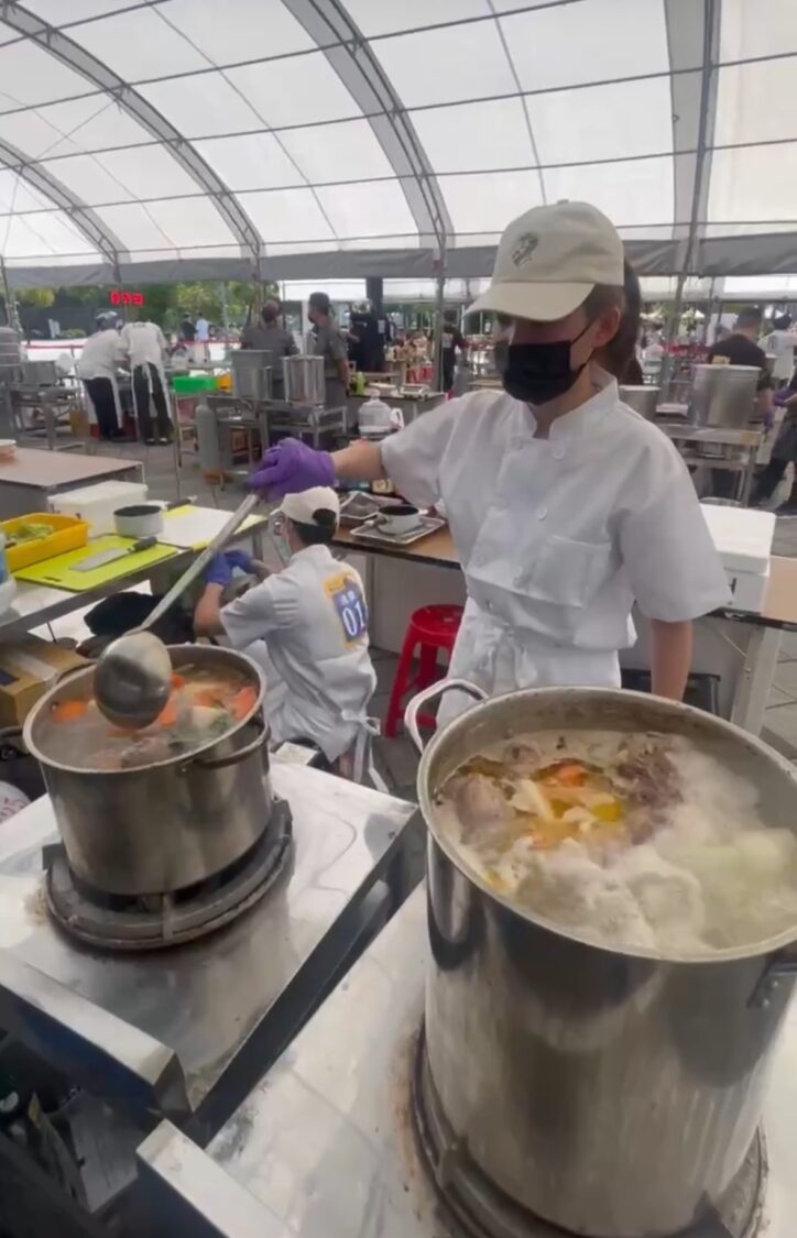 琳賽堅持親手掌杓，以火候精準與用心細節打造完美湯頭，展現年輕廚師的專業實力與對傳統料理的敬意。(圖/好食圓滿 提供)