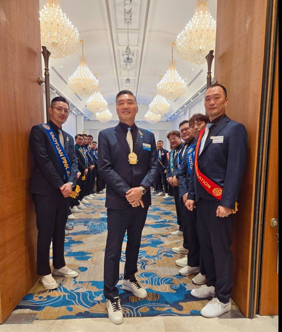 「品酒扶輪社」在社長張智淵(圖中)的帶領下,展現社團向心力與社會影響力。(記者 趙靜姸攝)
