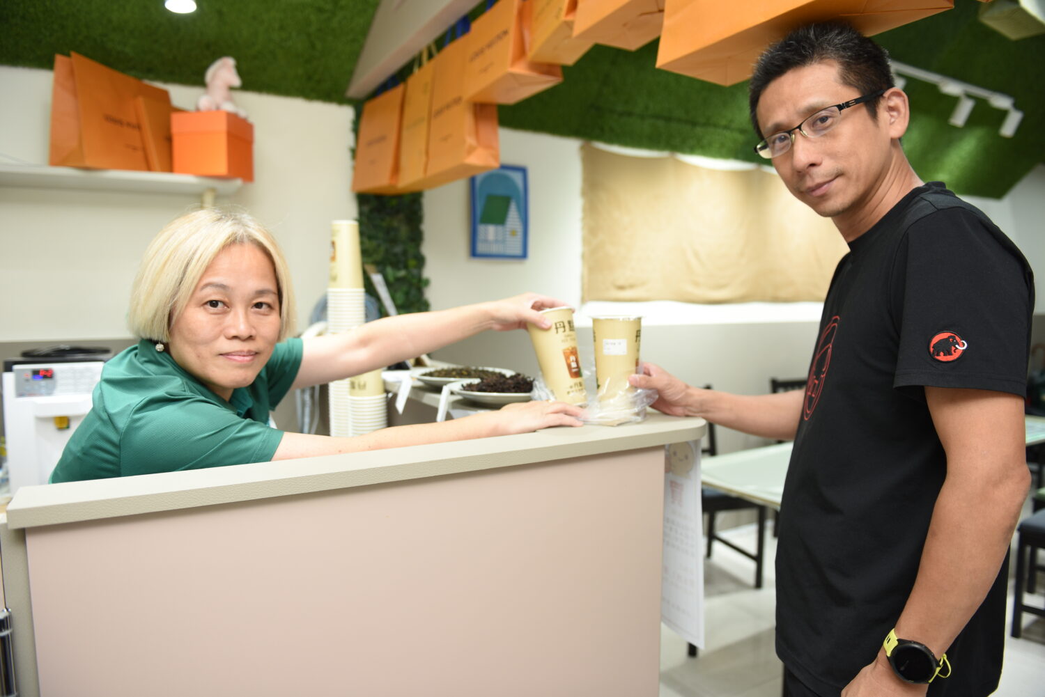 不只是飲料店！大邱企業董事長邱惠丹（圖）創辦的丹點手搖飲，結合了她19年不動產與裝修經驗，致力於為顧客提供最安心和美味的飲品。(圖／記者翻攝)