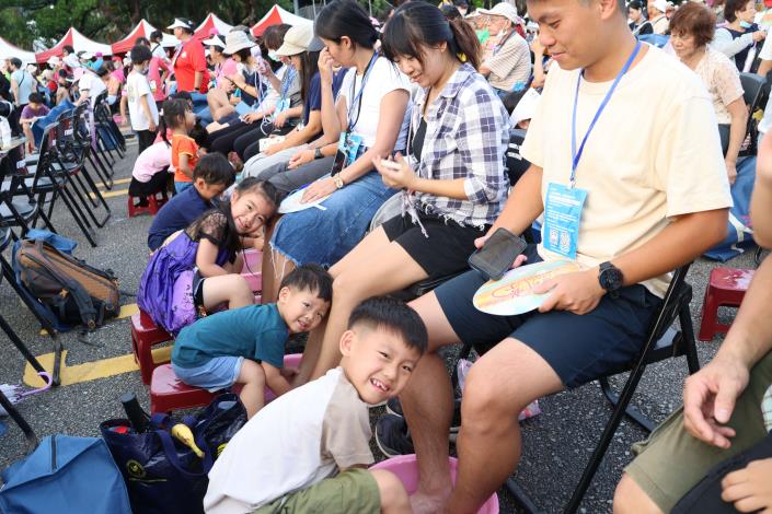▲許多民眾帶著父母、子女參與萬人孝親洗腳活動,氣氛溫馨熱鬧。(記者劉春生攝)
