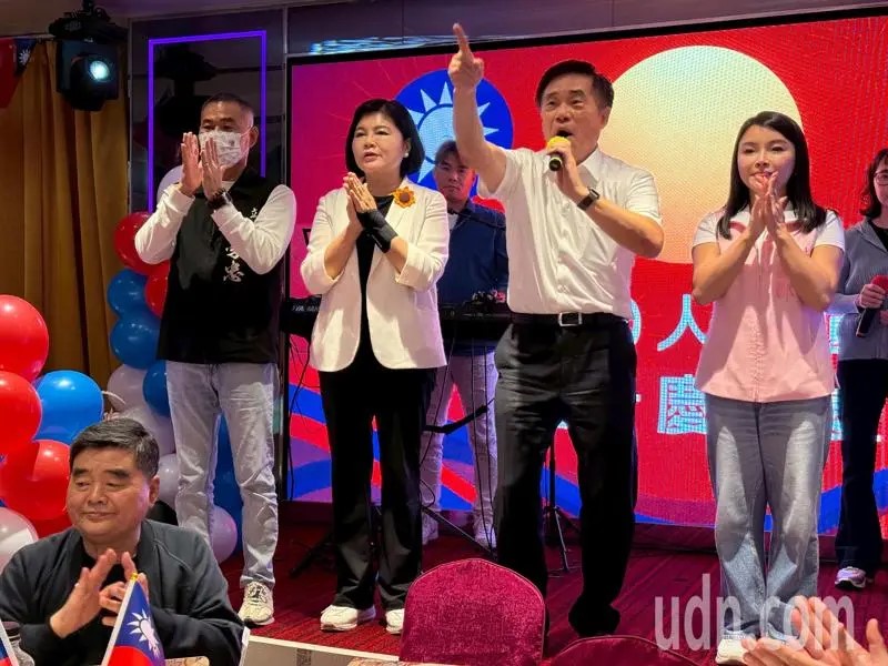 ▲前縣長張榮味(左)親自動員、縣長張麗善(中)、立委張嘉郡(右)力挺,郝龍斌(右二)深受感動,有信心當選國民黨主席來服務大家。(記者劉春生翻攝)