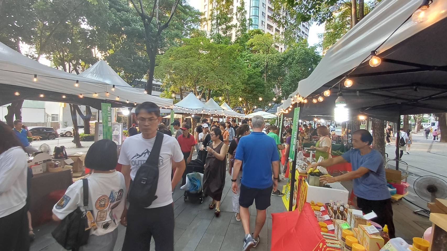 圖 白天遊市集-夜晚賞光影-讓民眾於不同時段感受不同的節慶魅力 記者王偉翻攝