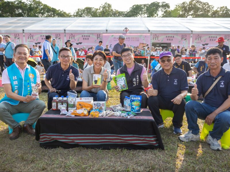 圖文:茶博會馬拉桑野餐趣 千人共享南投特色美食。