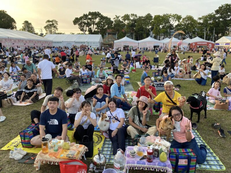 圖文:茶博會馬拉桑野餐趣 千人共享南投特色美食。