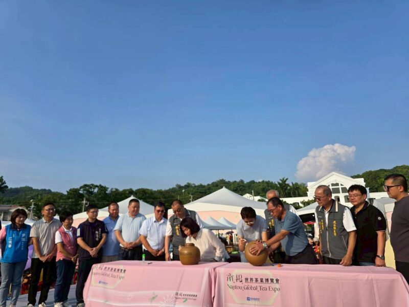圖文:茶2025南投世界茶業博覽會閉幕式 千人手搖飲。
