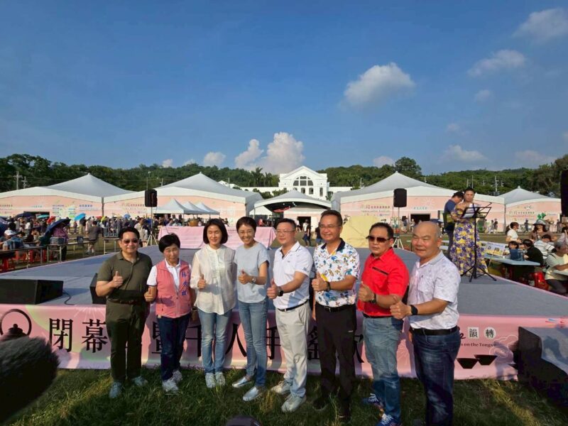 圖文:茶2025南投世界茶業博覽會閉幕式 千人手搖飲。