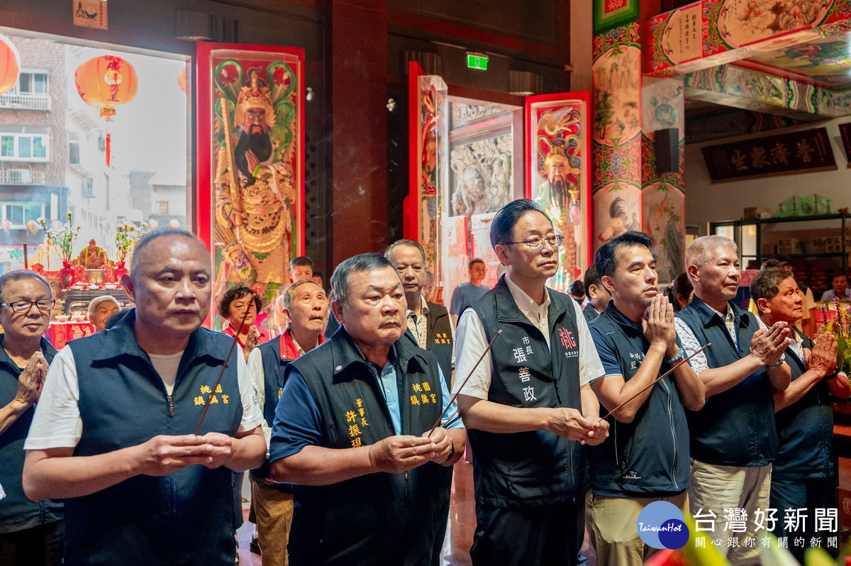 桃園市長張善政出席「2025傳承尊王情妙應心閩南宗教百年文化祭暨保安廣澤尊王得道千秋慶典」上香祈福。