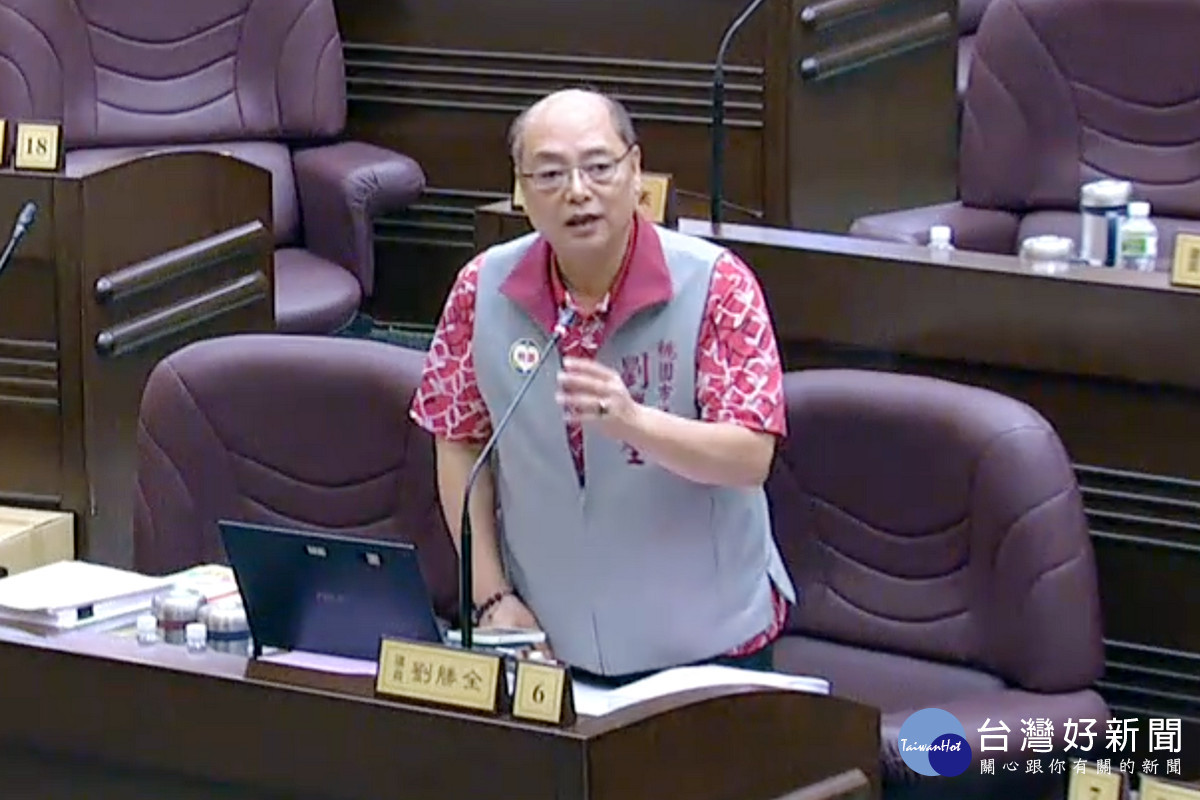 桃園市議員劉勝全於議事堂進行質詢。<br /><br />