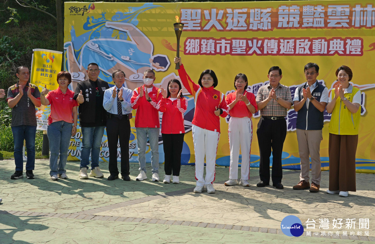 114年全國運動會聖火完成全台傳遞，今天經西螺大橋回到雲林縣，縣長張麗善親自前往迎接／翻攝照片