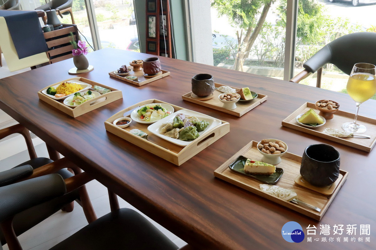 餐食有薑黃麵、茶水餃等特色餐。(記者扶小萍攝)