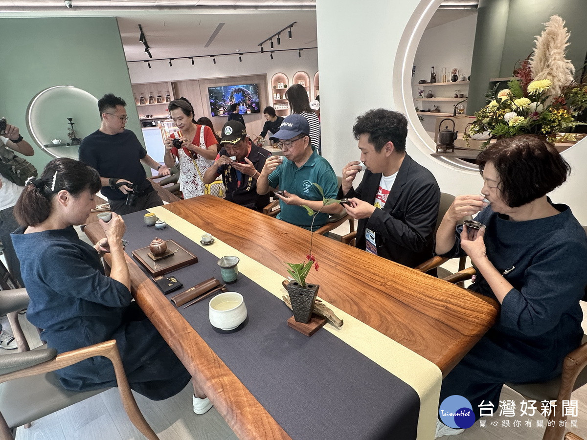 歡迎來身心靈療癒場域喝茶。(記者扶小萍攝)