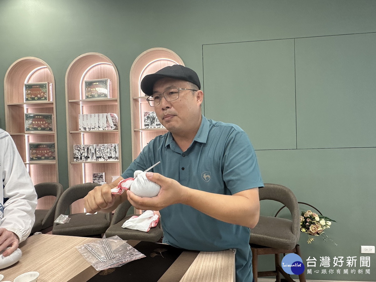手作茶球體驗十分有趣。(記者扶小萍攝)