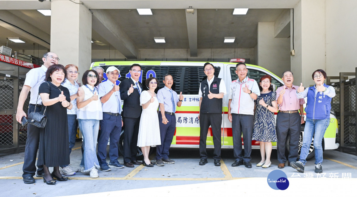 張市長與貴賓於救護車前合影。