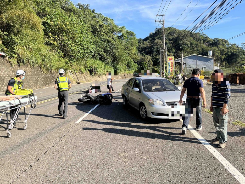 苗栗獅潭鄉台三線自小客與大型重機相撞 女騎士全身多處受傷送醫