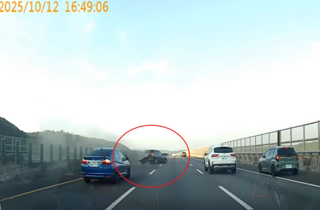 國道驚險瞬間!白車疑疲勞駕駛突切內線 藍車閃避不及猛撞護欄