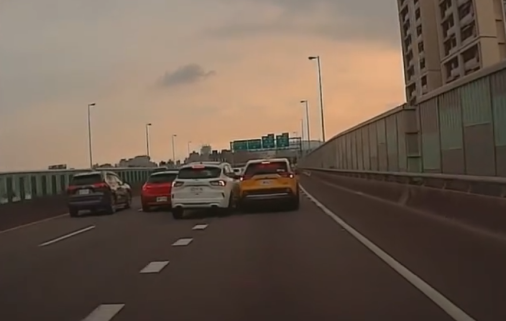 自小客車不當變換車道插隊撞兩車! 國道警方開罰
