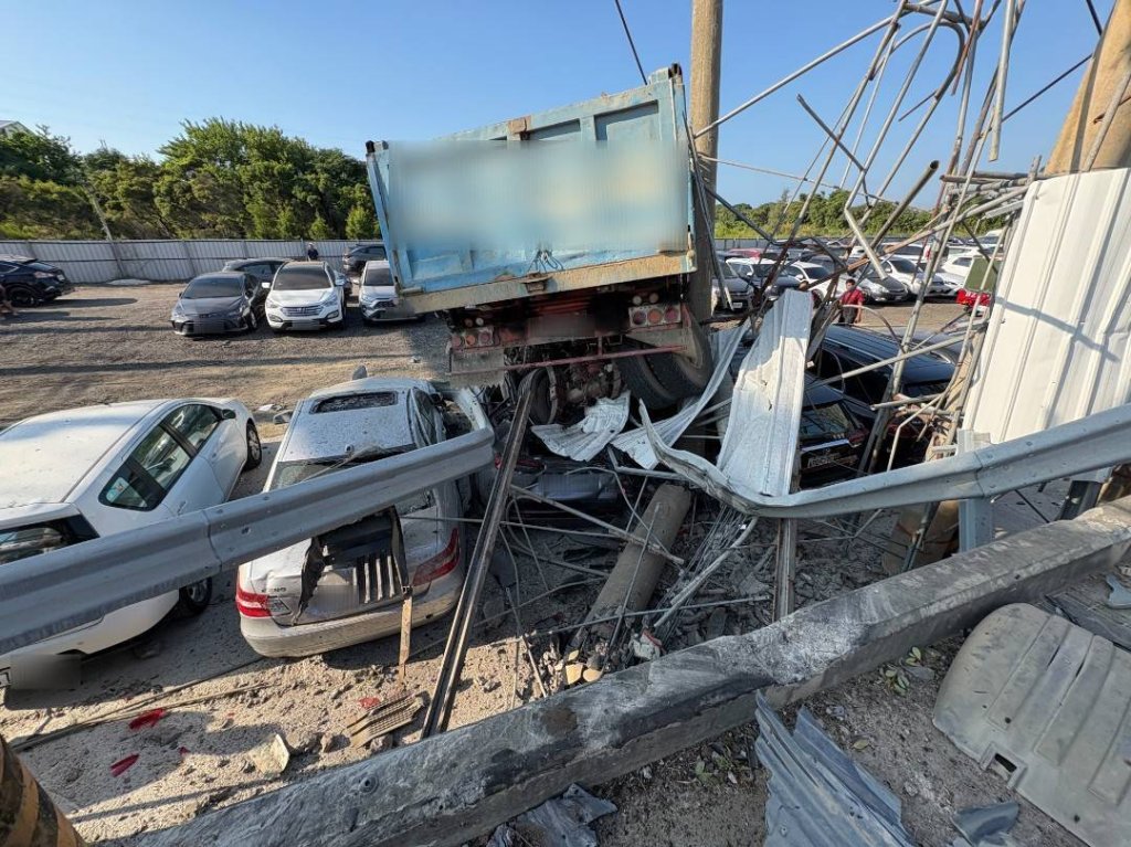 國道2號事故!大貨車衝出匝道槽化島撞進民營停車場 多車受損大貨車駕駛受傷送醫